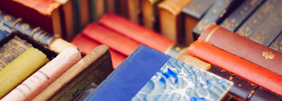 Colorful pila di libri antichi