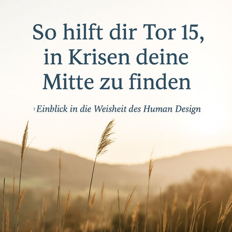Sonnenbeschienene Gräser in sanfter Landschaft, im Vordergrund feine Halme im goldenen Licht. Darüber liegt der Text: ‚So hilft dir Tor 15, in Krisen deine Mitte zu finden – Einblick in die Weisheit des Human Design