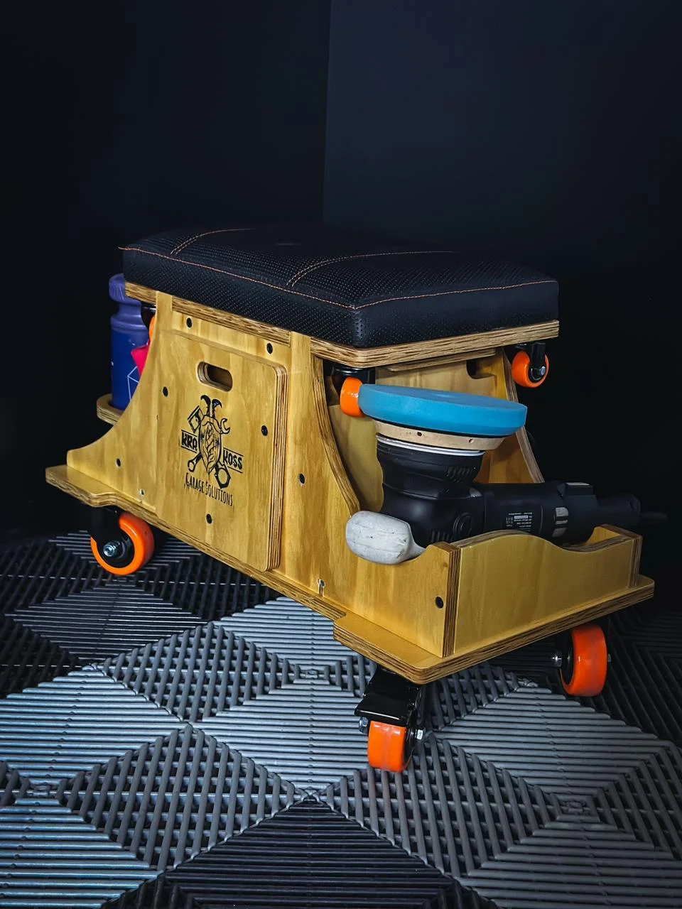 Banco de madeira Krakoss Garage para estética automotiva delivery, com assento confortável e espaço lateral para organizador de pincéis, borrifadores e acessórios