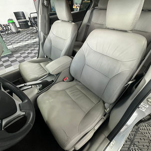 Interior de um carro para higienização mostrando bancos, carpe, volante