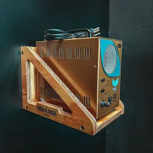 Suporte para máquina de ozônio Krakoss Garage em madeira naval multilaminada com equipamento instalado, ideal para organização de estéticas automotivas.