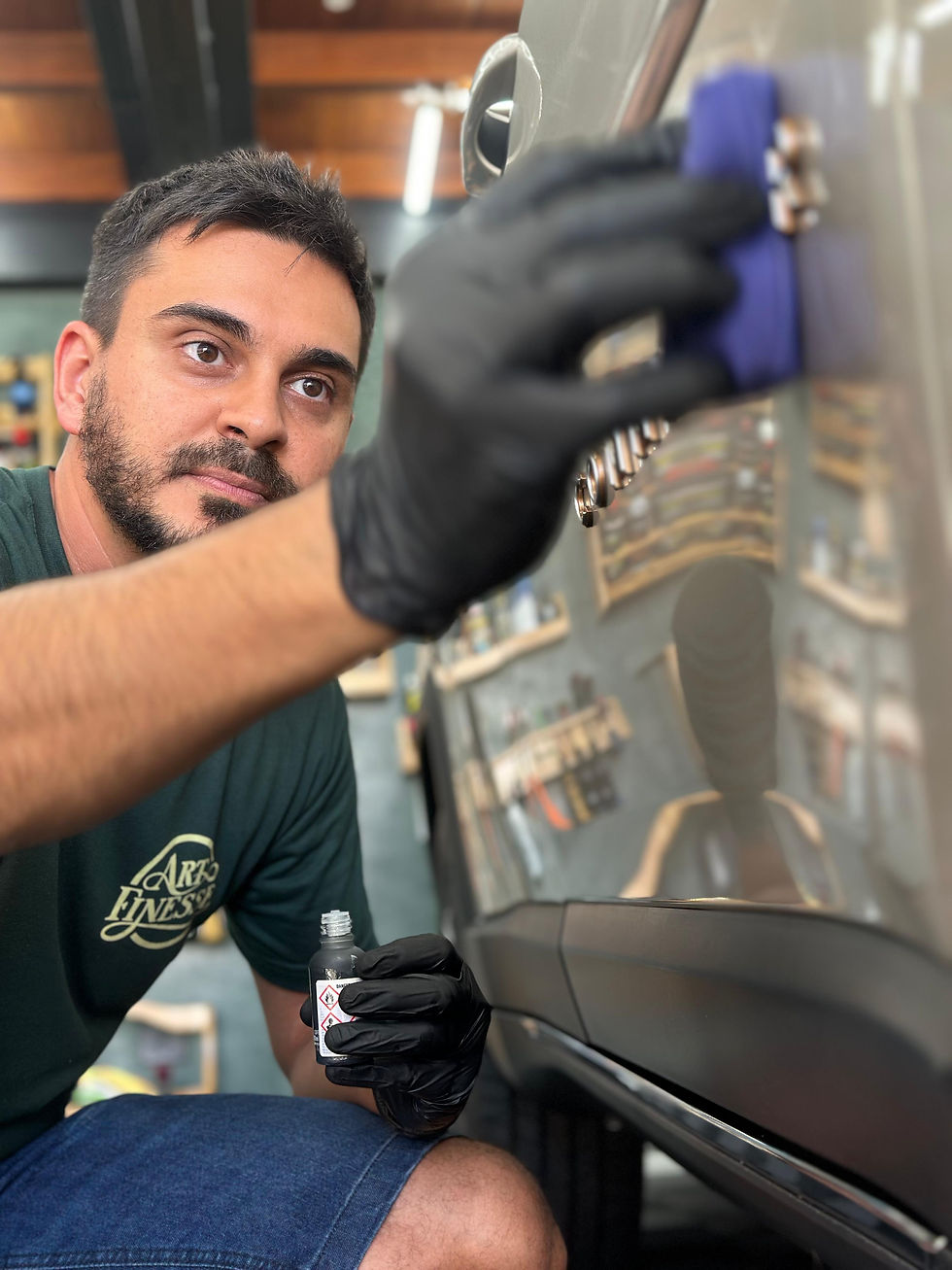 Profissional da Art Finesse realizando o processo de vitrificação automotiva, aplicando coating cerâmico para proteção e brilho da pintura