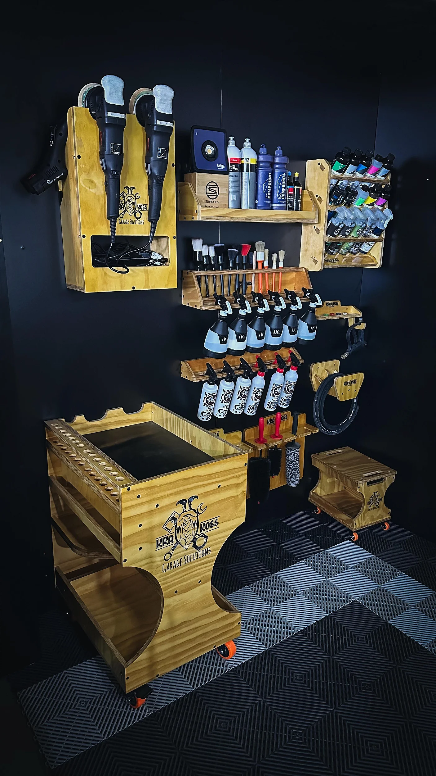 Organizacao da estetica automotiva com suportes e acessorios da Krakoss Garage