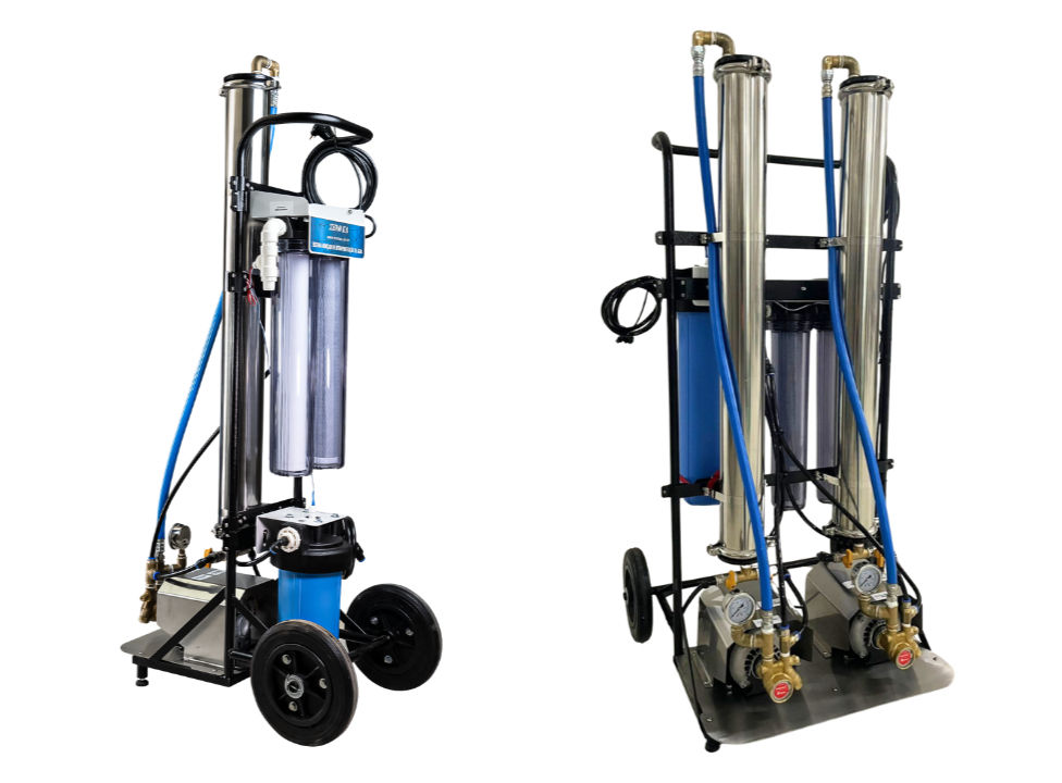Dois sistemas de filtragem de água Osmose reversa Zero ka em suportes com rodinhas. Tubos de metal e azul. Ambiente claro. Sem ações ou texto visível.