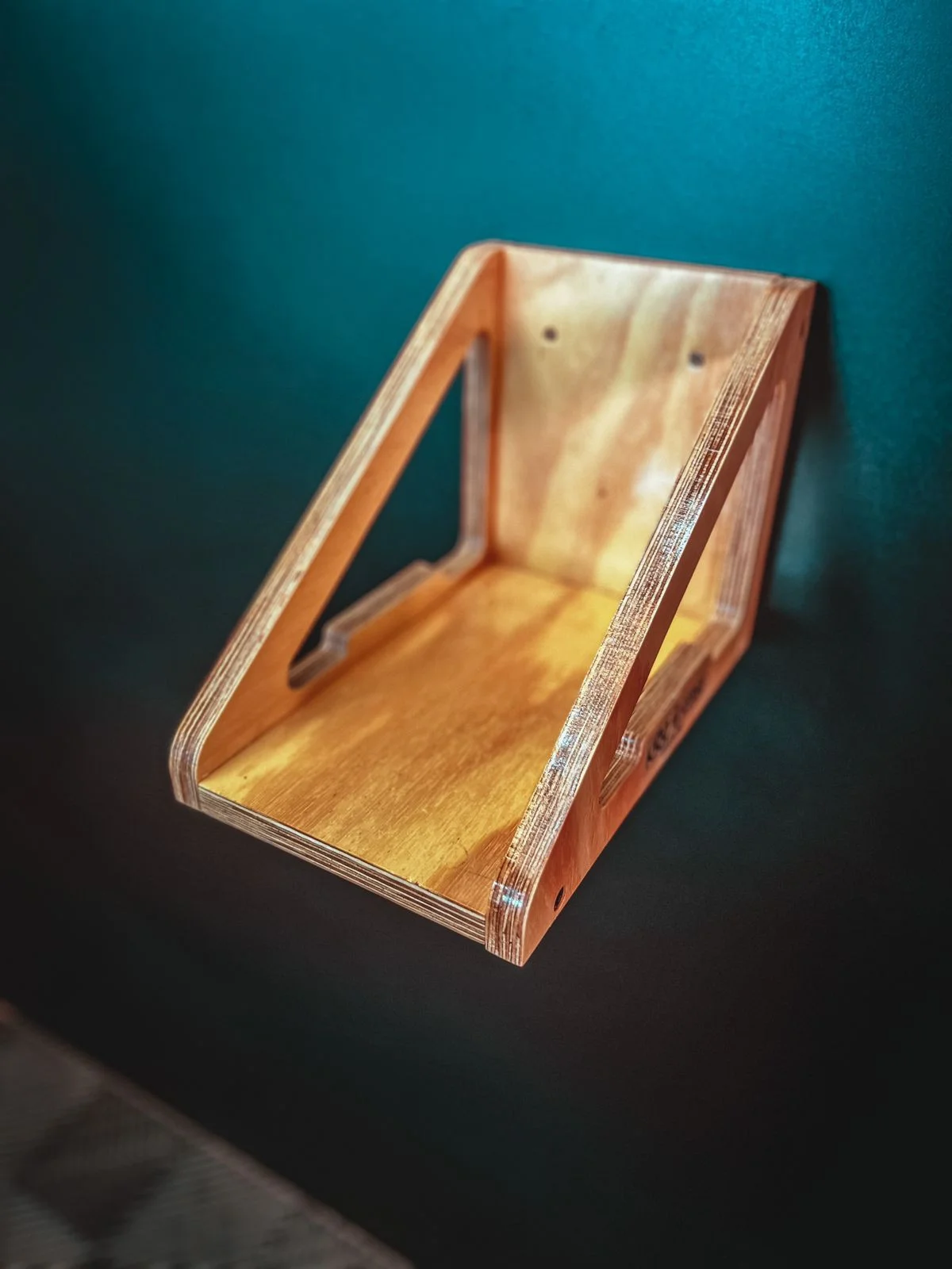 Suporte para máquina de ozônio Krakoss Garage em madeira naval multilaminada, ideal para organização de estéticas automotivas.