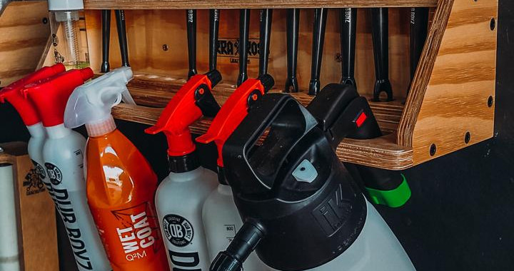 Pincel de detalhamento automotivo Dub Boyz Drush no suporte para pincéis da Krakoss