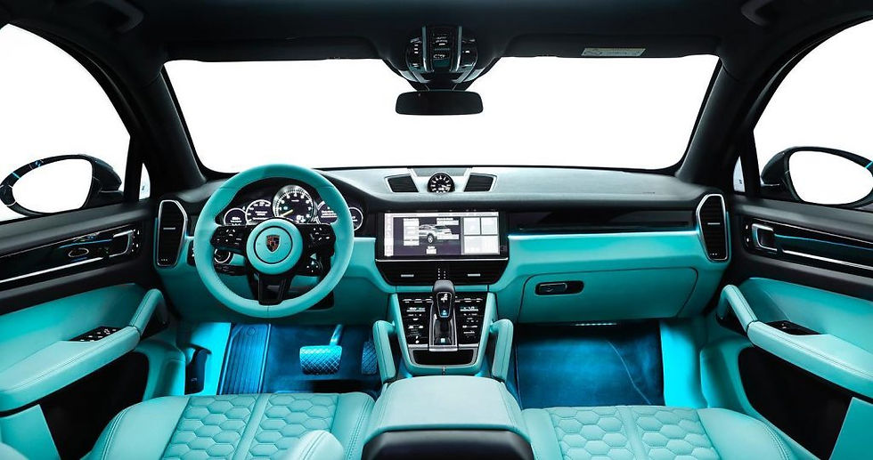 Interior de carro com volante azul, painel moderno com monitores digitais, bancos e detalhes acolchoados em azul. Ambiente futurista. interior totalmente personalizado pela Colortek School