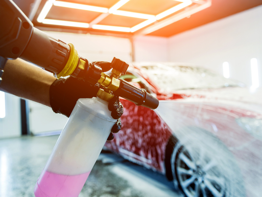 Lavagem de veículo com canhão de espuma na ArtFInesse estética Automotiva em Curitiba