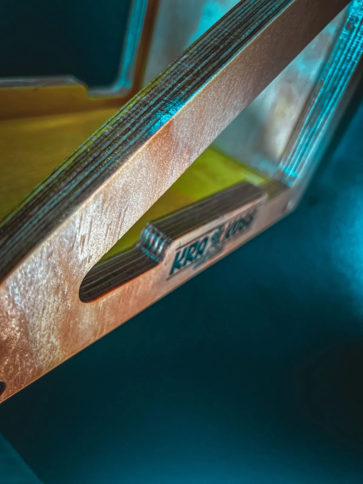 Suporte para máquina de ozônio Krakoss Garage em madeira naval multilaminada mostrando a lateral com zoom, ideal para organização de estéticas automotivas.