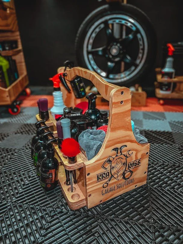 Suporte de madeira Krakoss Garage para estética automotiva delivery, ideal para organizar pincéis, borrifadores e acessórios de forma prática e profissional