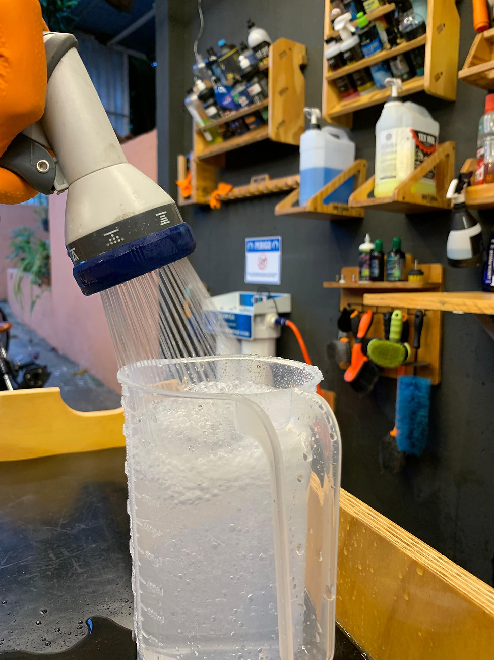 esguicho de mangueira saindo água desmineralizada da usina Zero Ka - foto tirada na Pistão Web Marketing e tecnologia