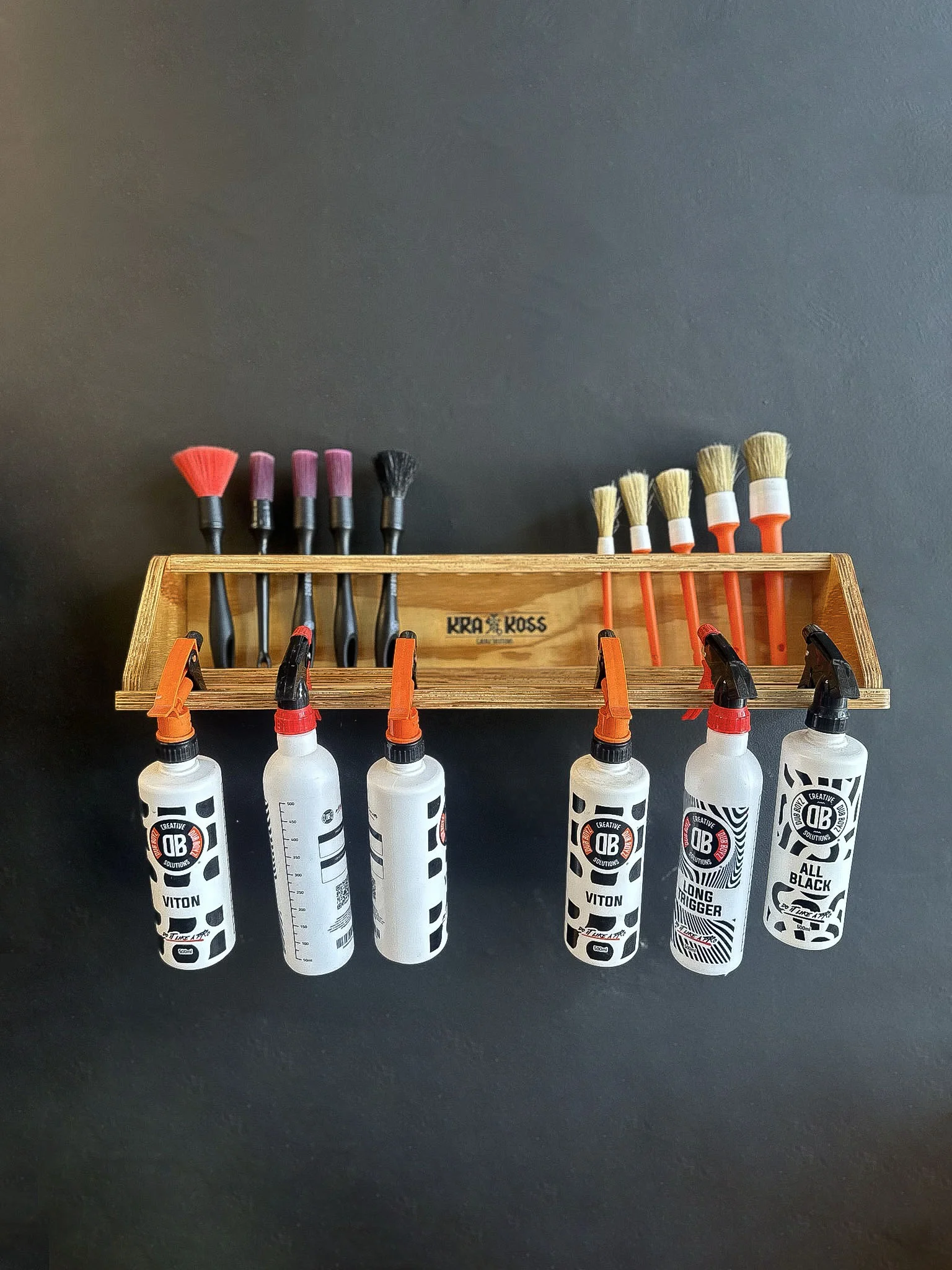 Pincel de detalhamento automotivo no suporte para pincéis da Krakoss