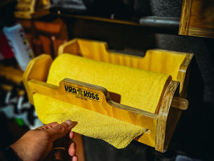 Suporte para Rolo de Pano Microfibra da Krakoss: Organização e Praticidade para Estúdios de Detalhamento