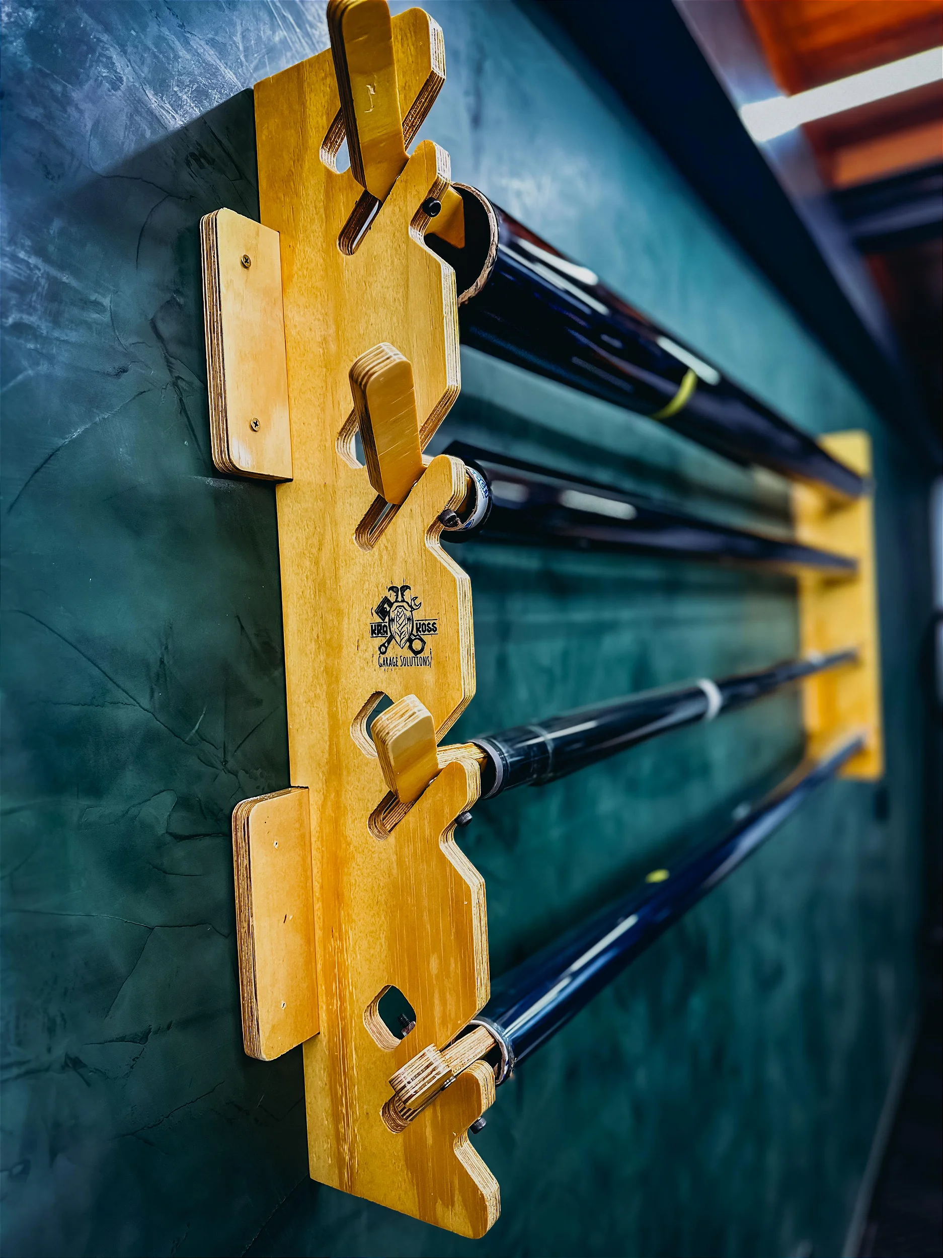 Suporte de Parede PARA 4 ROLOS DE PPF / INSULFIM / VINIL DA KRAKOSS GARAGE, a solução ideal para organizar seus rolos de PPF Insufilm e Vinil e evitar que eles fiquem espalhados pela prateleira e acabem caindo no chão. Além de proporcionar uma organização funcional, este suporte é projetado para ser uma peça bonita que complementa a decoração do ambiente.