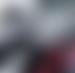 Aplicação profissional de coating cerâmico em veículo, realçando o brilho da pintura.