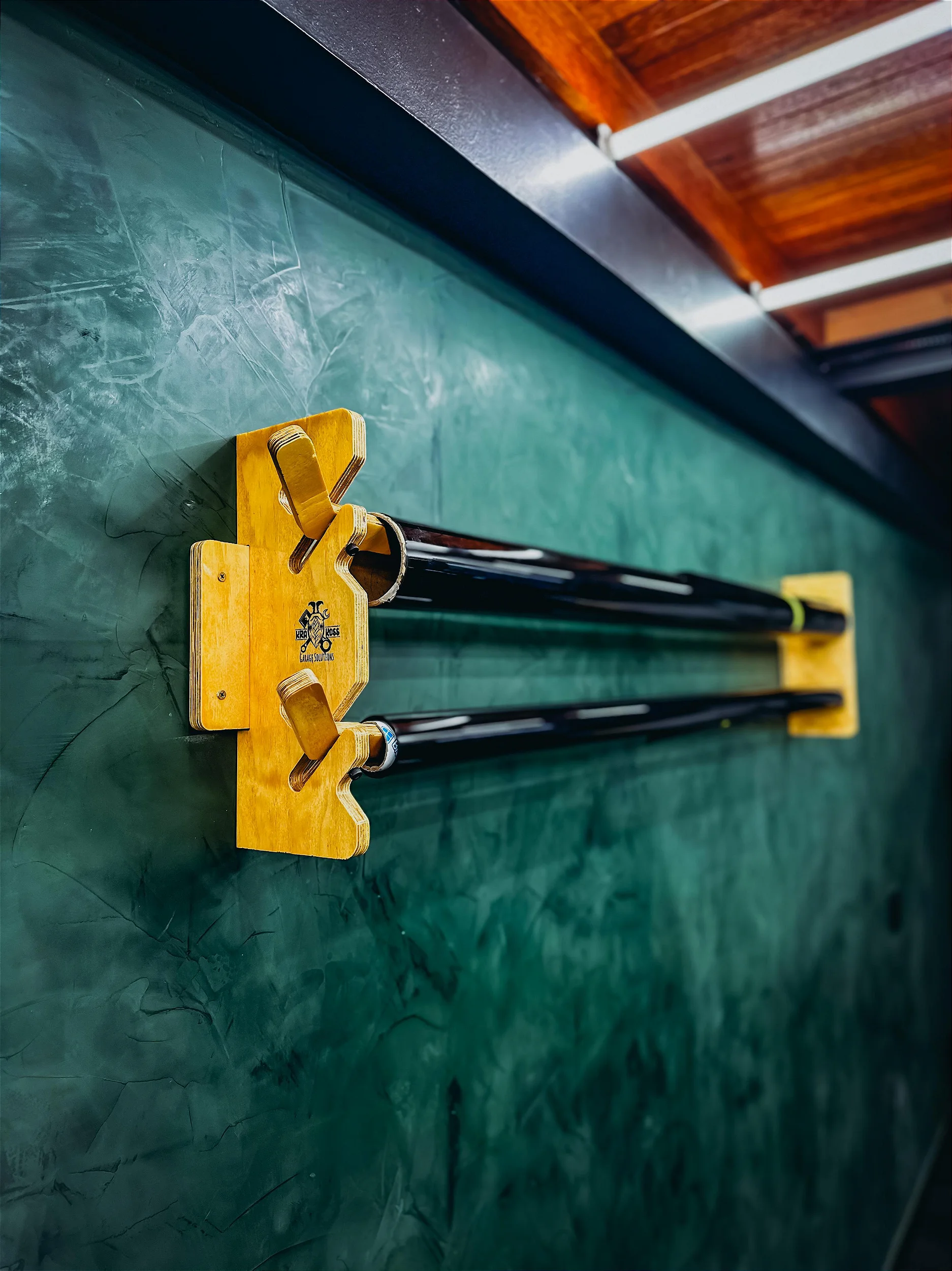 Suporte de Parede PARA 2 ROLOS DE PPF / INSULFIM / VINIL DA KRAKOSS GARAGE, a solução ideal para organizar seus rolos de PPF Insufilm e Vinil e evitar que eles fiquem espalhados pela prateleira e acabem caindo no chão. Além de proporcionar uma organização funcional, este suporte é projetado para ser uma peça bonita que complementa a decoração do ambiente.