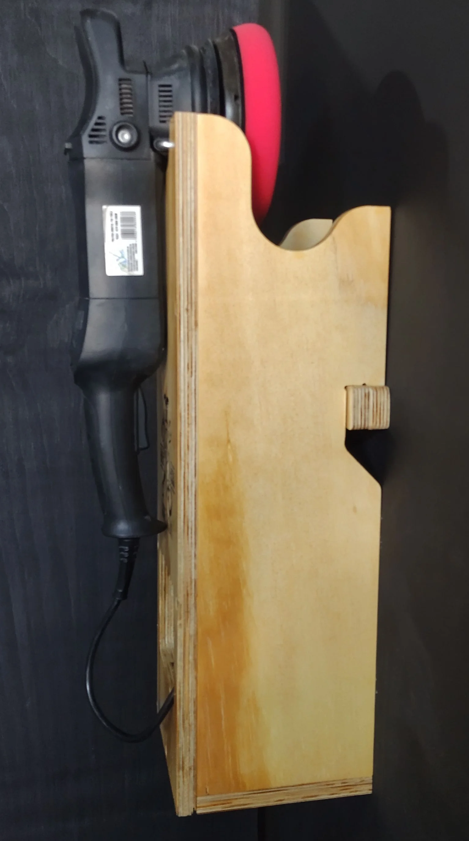 Suporte para politriz da Krakoss com uma politriz apoiada vista lateral longe