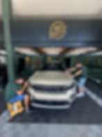 no espaço profissional da Art Finesse em Curitiba, equipe de especialistas realiza manutenção de PPF em um veículo, com ambiente organizado e iluminação automotiva adequada