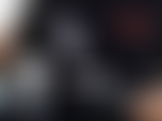 Profissional aplicando SONAX CC Pro: Coating cerâmico, pingando o líquido no aplicador de espuma para iniciar a proteção premium da pintura automotiva.