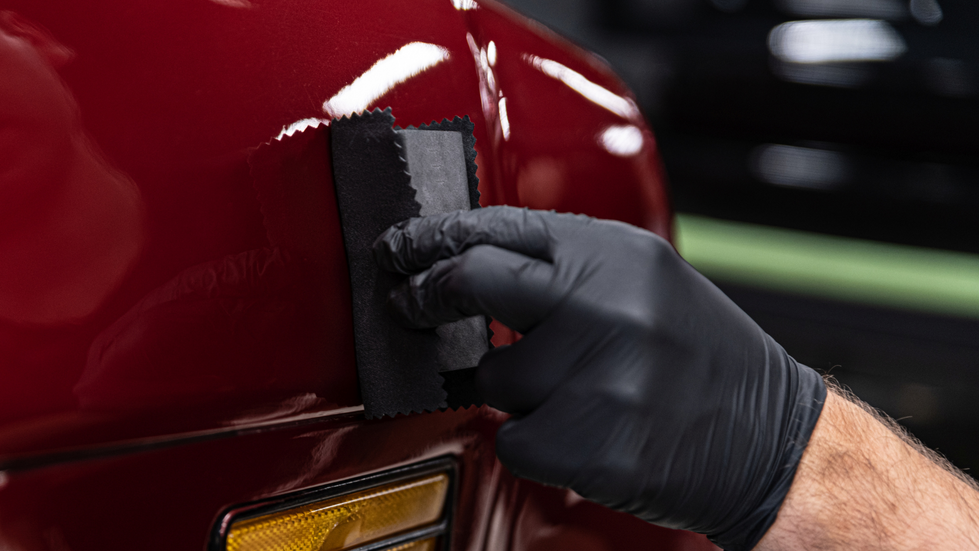 Aplicando Coating Vitrificador na lataria de carro com uma esponja