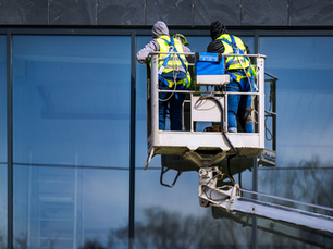 Limpeza de vidros em altura com plataforma de elevação