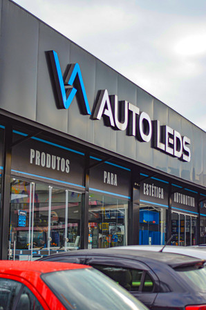 Fachada da loja AutoLeds em Santa Catarina, com identificação visual destacada e ambiente voltado para produtos de estética automotiva e náutica