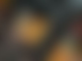 Profissional de Estética automotiva realizando polimento na parte baixa de um carro usando um banco com rodas melhorando a ergonomia 