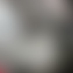 Interior de carro focando área dos bancos com sujeira aparente, mostrando a necessidade de realizar higienização preventiva