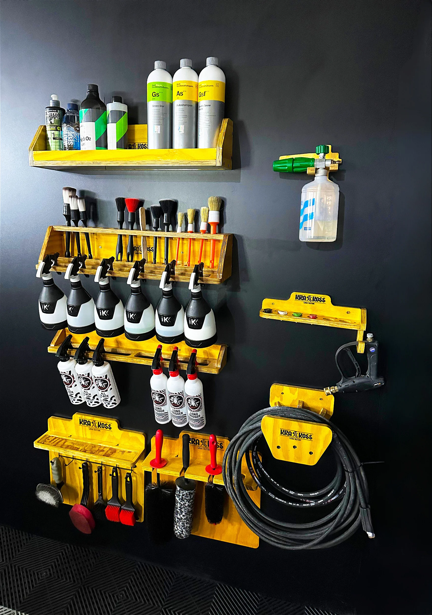 Organizacao da estetica automotiva com suportes e acessorios da Krakoss Garage