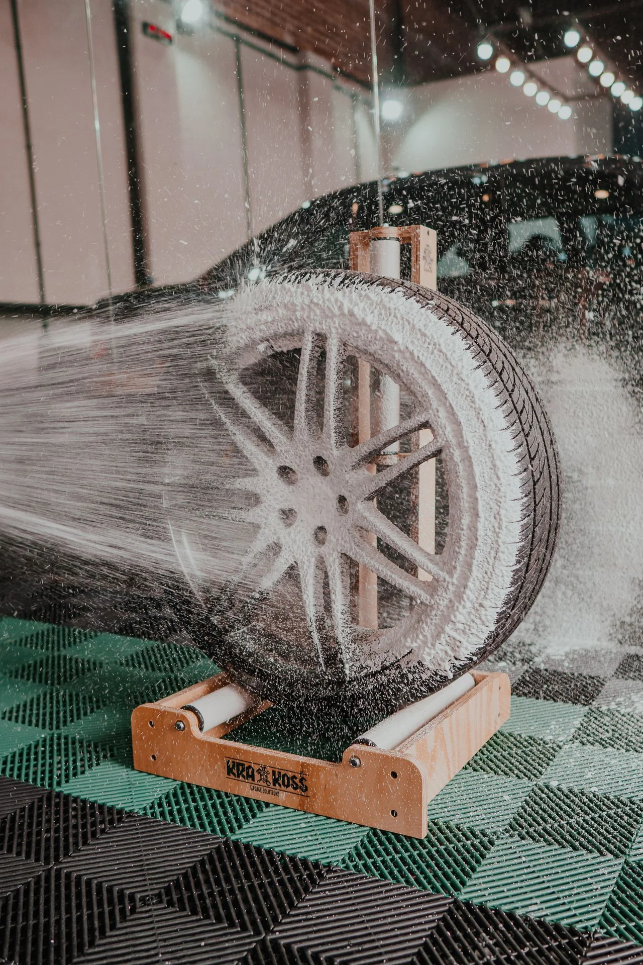 Suporte de roda Krakoss Garage para estética automotiva delivery, posiciona a roda no chão permitindo limpeza e polimento com giro fácil e seguro.