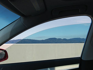 Visão de dentro para fora de um carro com película Insulfilm Anti-Reflexo Automotivo aplicada, destacando proteção contra reflexos e aumento de conforto ao dirigir