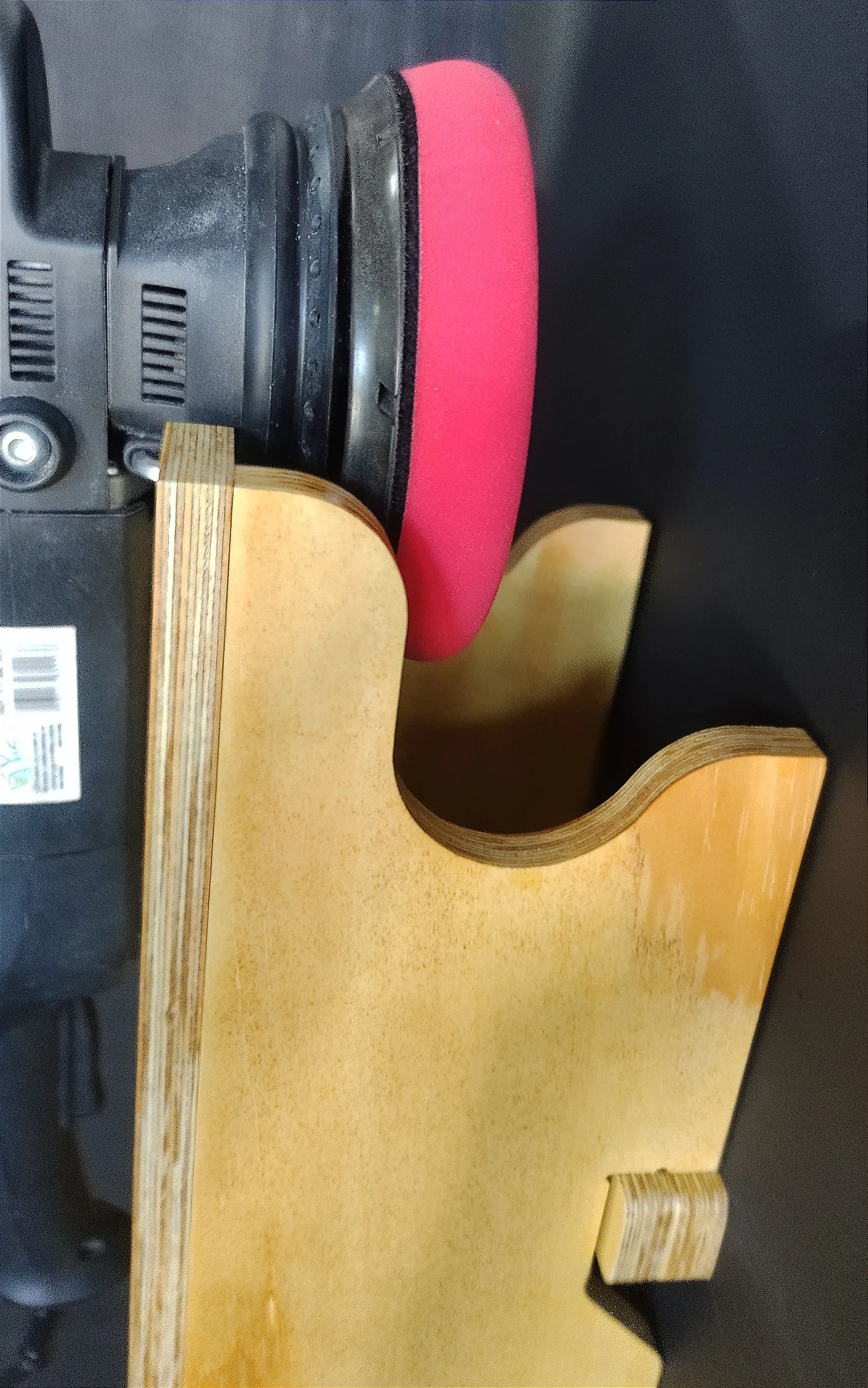 Suporte para politriz da Krakoss com uma politriz apoiada vista lateral