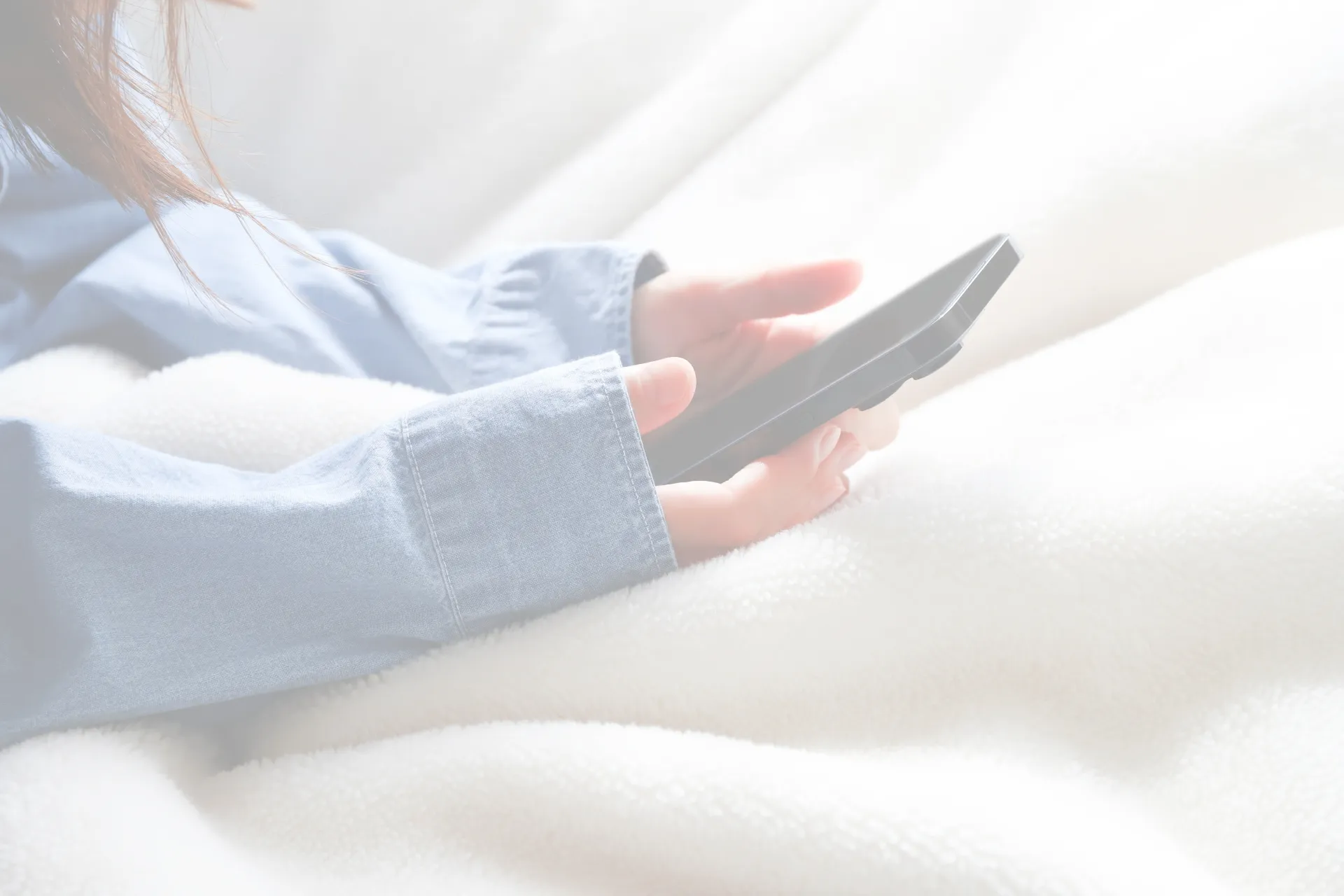オンラインサービスを利用する女性の手元