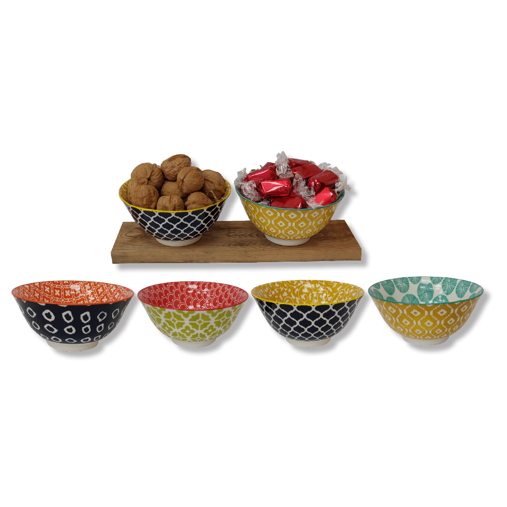 2 קערות קרמיקה צבעוניות  במילוי על קרש עץ