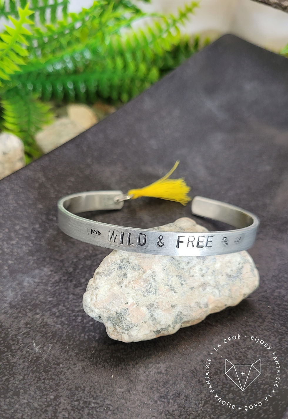 bracelet en aluminium estampé a la main avec pompons fait main