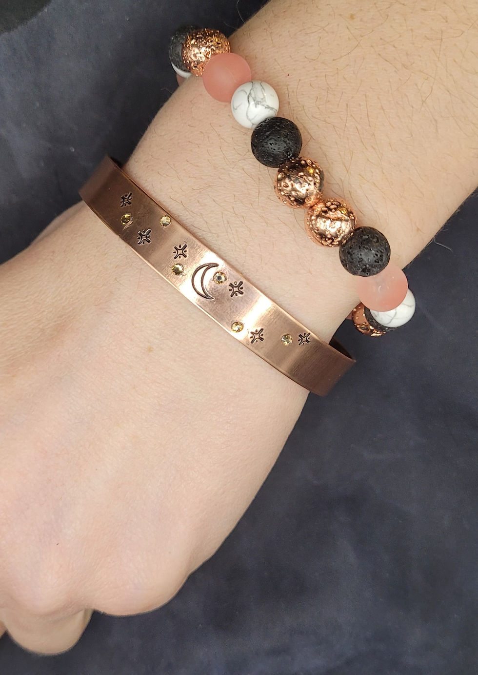 Thumbnail: Bracelet en métal avec un motif de lune avec des étoiles réalisé a la main