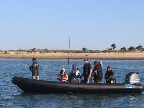 LE SYNDICAT DES MONITEURS GUIDES DE PÊCHE FRANÇAIS A INVITÉ L’ASSOCIATION « SPLAF » À SON BORD EN 2026. UNE EXPÉRIENCE UNIQUE OFFERTE À 4 JEUNES DE 14 À 16 ANS. RETOUR SUR CETTE PRÉSENCE UNIQUE !