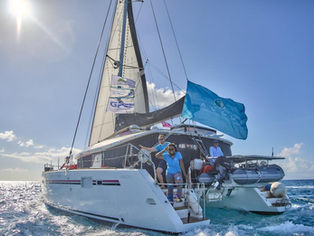 SIX BATEAUX AU MOUILLAGE DANS LA BAIE DE SAINT-LOUIS. ARRIVÉE HIER EN FIN DE JOURNÉE DE CÔTE AQUITAINE PLAISANCE AVEC LA PRÉSIDENTE DE LA COMMUNAUTÉ DE COMMUNES DE MARIE-GALANTE À BORD ! 