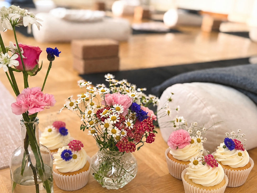 Midsommarevent: Champagne Yoga + Cupcakes*