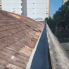 Restauração das calhas de escoamento de água do telhado da Academia
