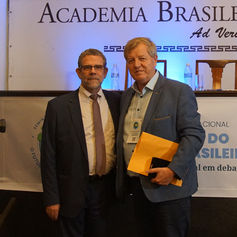 Entrega da medalha Antonio Paim ao Dr. István Stumpf