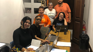 Equipe de bibliotecários que trabalham na instalação da Biblioteca Daniel Klabin