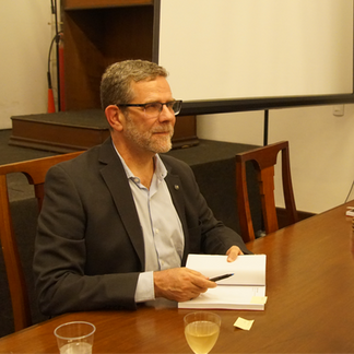 Edgard Leite autografando Ensaios serenos na Academia Brasileira de Filosofia