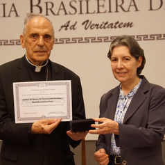 Entrega da medalha Antônio Paim a D. Karl Romer