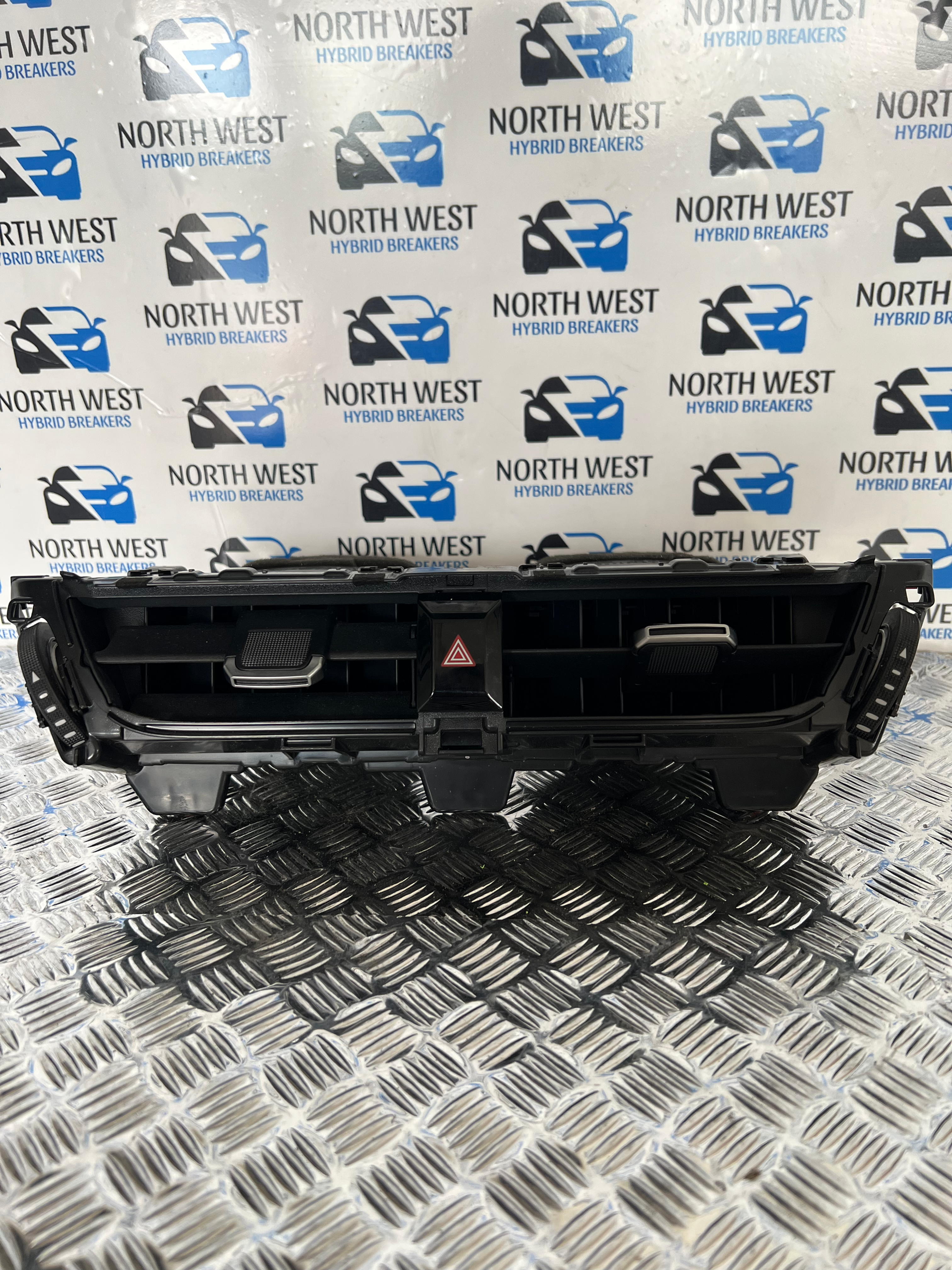  TOYOTA COROLLA MK12 CENTRE FRONT DASHBOARD AIR VENTS 55670-02830