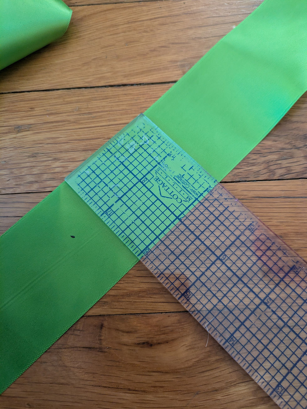 थंबनेल: Bright Green Ribbon 2" thick 3.25 Yard Cut