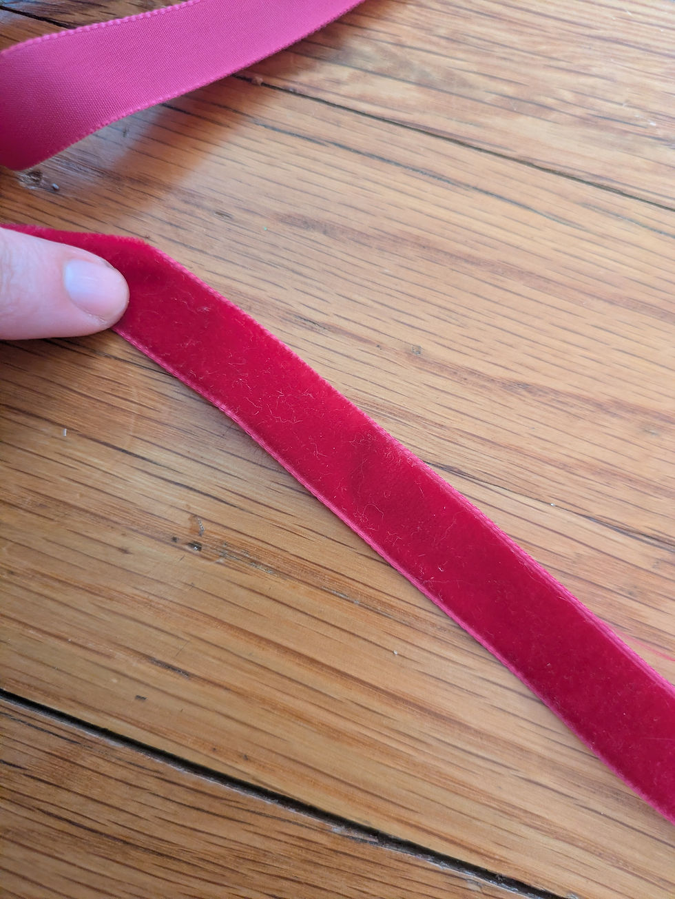 थंबनेल: Deep Pink Velvet Ribbon 5/8" Wide BTY