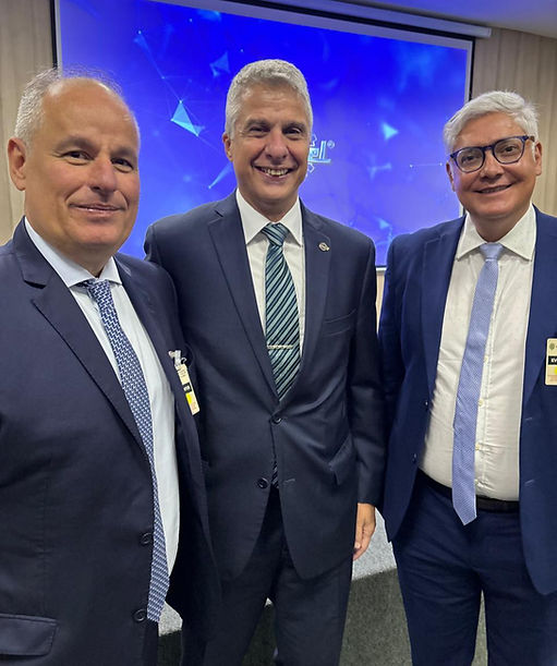 Da esquerda para direita: Frederico Aguiar, presidente do SIMDES; General de Divisão Veterano Flávio Mayon Ferreira Neiva, novo presidente da IMBEL; e o Coronel Veterano Roberto Menezes de Oliveira, diretor técnico do SIMDES.