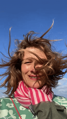 GIF Wind stubbelt von hinten durch die Haare