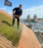 Démoussage toiture La Rochelle : Technicien spécialiste ATGB, expert en traitement termites et zingueur, injectant un produit dans une charpente ancienne à proximité de La Rochelle..jpg